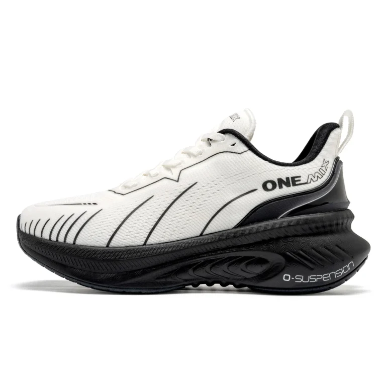 Chaussures de training blanches et noires